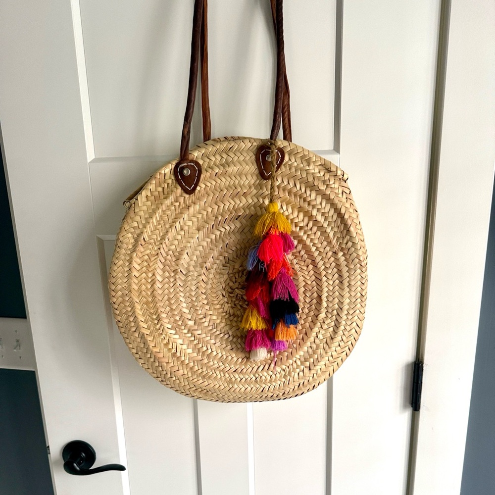 Circular straw tote bag with tassels
